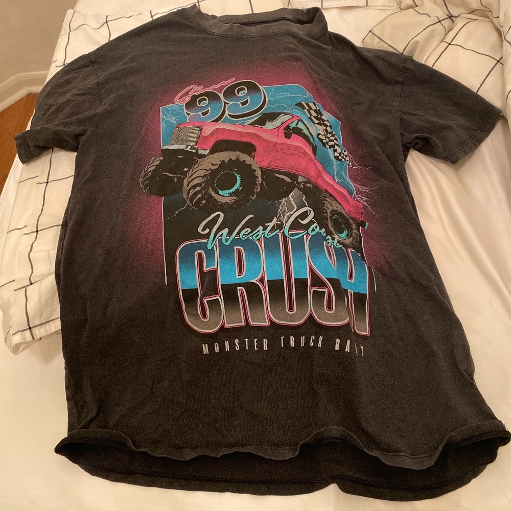 Women’s hollister car graphic tee
